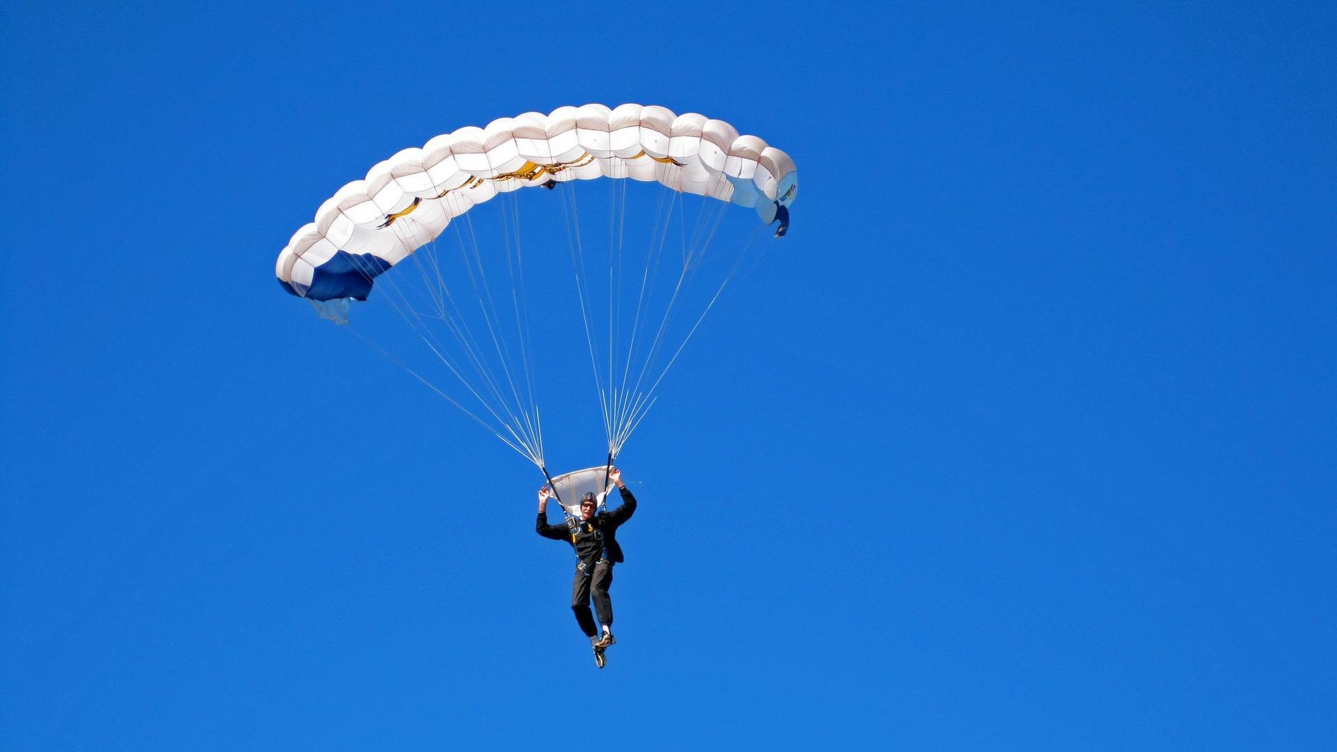 性能优良新型青训装备频出，行业科技创新不断推进，青训品牌